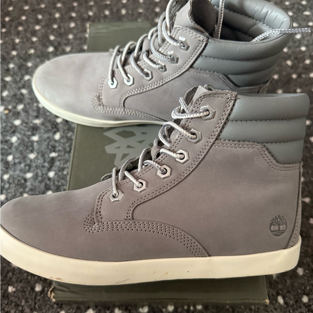 EUC Timberland Women’s Dausette Sneaker Boot size 6.5